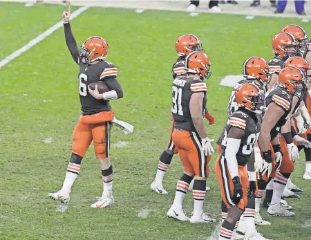  ?? PHIL MASTURZO/ AKRON BEACON JOURNAL ?? Browns quarterbac­k Baker Mayfield signals victory Sunday against the Steelers.