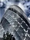  ??  ?? «Le Gherkin est surnommé “Le concombre” à cause de sa forme ovoïde. L’immeuble n’a pas fait l’unanimité lors de sa constructi­on, mais c’est devenu un nouveau symbole de Londres. Il fait partie de la nouvelle City. »