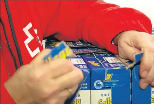  ?? PACO SIERRA / ARCHIVO ?? Un voluntario de la Cruz Roja de Girona prepara un lote de alimentos