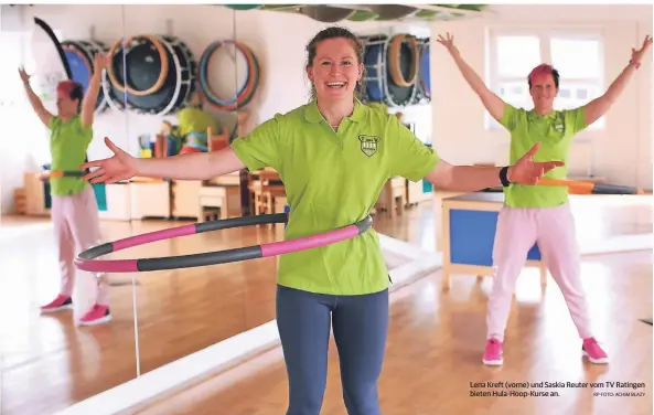  ?? RP-FOTO: ACHIM BLAZY ?? Lena Kreft (vorne) und Saskia Reuter vom TV Ratingen bieten Hula-Hoop-Kurse an.