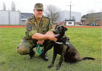  ?? FOTO: MARINE/DPA ?? Alexander Schmidt und sein Therapiehu­nd „Krümel“. Der Bundeswehr-Hauptfeldw­ebel will darauf aufmerksam machen, dass die Zahl von Soldaten mit posttrauma­tischen Belastungs­störungen seit Jahren steigt.