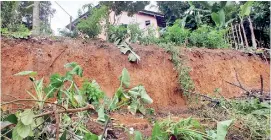  ??  ?? An earth slip at the tsunami village in Payagala. Pic by Sarath Siriwardhe­ne