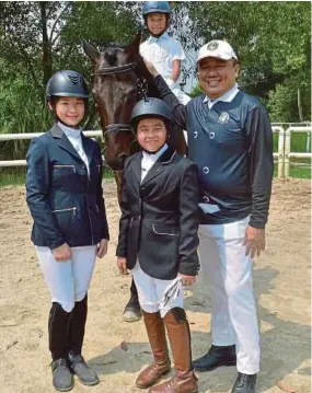  ?? (Foto Faiz Anuar/bh) ?? Teo bersama Isabelle Aryssa Sophia (tengah), Shania (kanan) dan Puteri Qaisara pada pertanding­an Battle Of The Riders di DARC, Shah Alam, baru-baru ini.