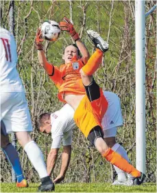  ?? FOTO: VOLKER STROHMAIER ?? Laupheims Torhüter Thomas Zak musste gegen den SV Ringschnai­t (hier Heiko Lerner) zwei Gegentore hinnehmen.