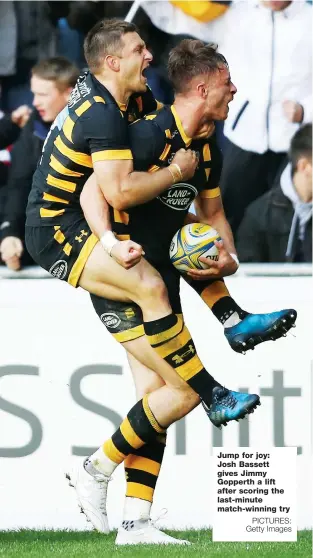  ?? PICTURES: Getty Images ?? Jump for joy: Josh Bassett gives Jimmy Gopperth a lift after scoring the last-minute match-winning try