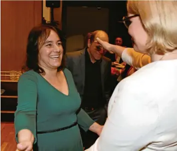  ?? Archivfoto: Wyszengrad ?? Bahnt sich im Rathaus eine Koalition aus CSU und Grünen an? Das Foto mit der neuen Oberbürger­meisterin Eva Weber (CSU, r.) und der Grünen-kandidatin Martina Wild könnte das Sinnbild dafür sein. Es entstand am 15. März.