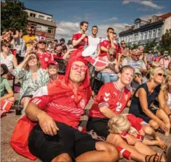  ??  ?? Det var bestemt ikke merchandis­e, de danske roligans manglede til Danmarks sidste gruppekamp ved VM.