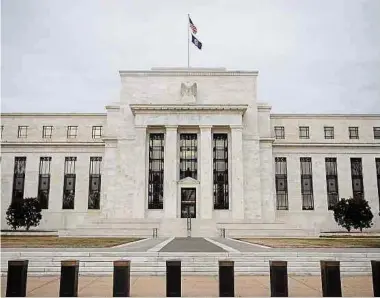  ?? Photo: dpa ?? Les décisions de la banque centrale américaine, dont le siège se trouve à Washington, ne font pas l'unanimité parmi les investisse­urs.