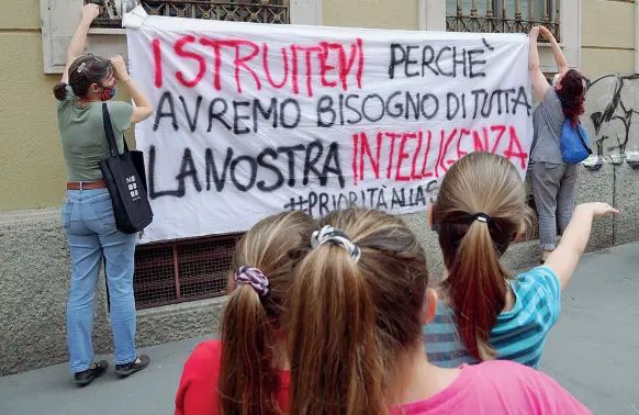  ?? (foto Piaggesi / Fotogramma) ?? Slogan e striscioni La protesta di ieri pomeriggio davanti alla scuola primaria di via Jacopo Dal Verme, all’Isola: insegnanti, bambini e genitori uniti