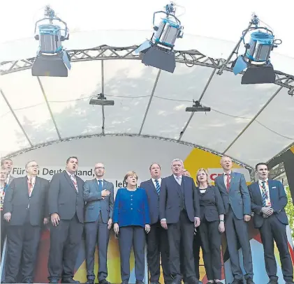  ?? REUTERS ?? Juntos. Ángela Merkel, en el centro, con los candidatos de su partido durante un acto en Fritzlar.