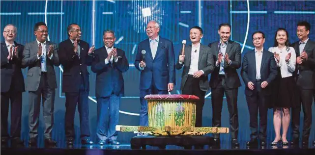  ?? PIC BY SAIRIEN NAFIS ?? Prime Minister Datuk Seri Najib Razak and Alibaba Group founder and executive chairman Jack Ma (fifth from right) at the official launch of Digital Free Trade Zone at Mandarin Oriental Hotel in Kuala Lumpur yesterday.