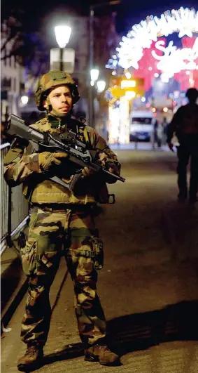  ??  ?? I militari presidiano l’area intorno al mercatino di Natale a Strasburgo dopo l’attentato terroristi­co