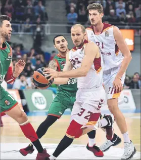  ?? FOTO: EFE ?? Larkin y Bargnani intentan cerrar el avance de Guler