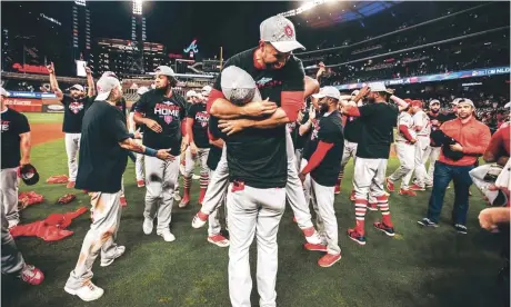  ??  ?? Jugadores de los Cardenales de San Luis festejan luego de vencer a los Bravos.