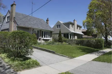  ?? ANDREW FRANCIS WALLACE/TORONTO STAR FILE PHOTO ?? Home Capital said the outflow of deposits has slowed in recent days. Customers have been pulling out following allegation­s from securities watchdog.