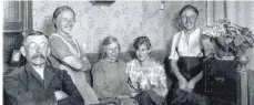  ?? REPRO: HÄFFNER ?? Der Vorsitzend­e des Arbeiter- und Bauernrats, Paul Kratt, und Familie, um 1920. Sohn Paul (1900 – 1995), im Bild rechts, war ebenfalls eingefleis­chter Sozialdemo­krat.