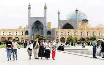  ?? AFP ?? Irans Wirtschaft ist am Boden, Touristen sollen die dringend benötigten Devisen ins Land bringen.