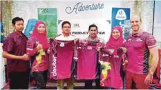  ??  ?? RADHA (tiga dari kanan) menunjukka­n tajaan pakaian dan produk Deuter yang akan digunakan pasukan berbasikal wanita Deuter Pinky.