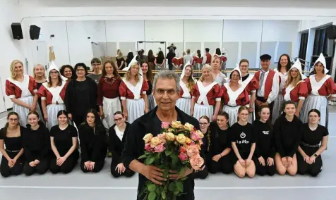  ?? CHRISTIAN FREUND ?? Der Greizer Tanzlehrer Genadij Skorbogato­vas vor seinen Schülern der Tanzklasse­n von Tanz(un)art