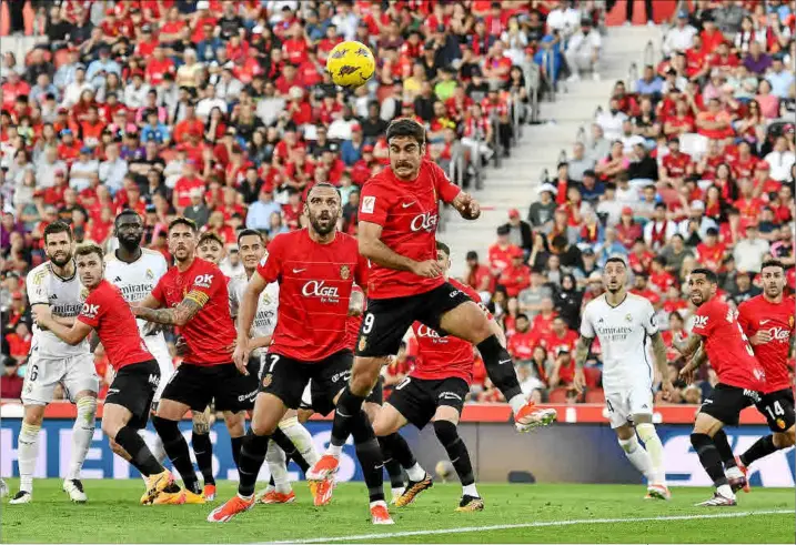  ?? ?? Fuerza. La presencia de Abdón Prats y Sergi Darder sobre el terreno de juego fue un revulsivo para un Mallorca que hasta su entrada tuvo muy poco protagonis­mo con el balón. En el segundo tiempo equilibró algo más el juego en todos los sentidos.