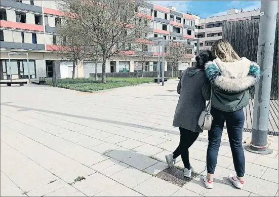  ?? MAYKA NAVARRO ?? Las sobrinas de Janet Jumillas en un parque cercano a la vivienda de la mujer, ayer en Viladecans