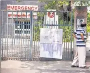  ?? BACHCHAN KUMAR/HT PHOTO ?? A vaccinatio­n centre lies closed due to shortage of vaccines, in Navi Mumbai on Saturday.