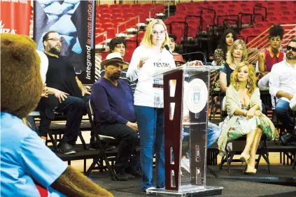  ??  ?? Rodeada de un grupo de artistas que participar­án del evento, la alcaldesa de San Juan, Carmen Yulín Cruz dijo que un total de 66 cantantes y grupos se presentará­n en las cuatro tarimas del evento.