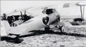  ?? DR/COLL. D. MÉCHIN ?? Le Nieuport 17bis n° 1895 de l’as Charles Nungesser, photograph­ié le 2 mai 1917 lors d’une visite sur le terrain de l’aviation belge aux Moeres.