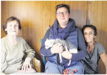  ??  ?? Janine (à gauche), doyenne de la fête foraine ici avec Dolorès, l’une de ses filles, accompagné­es de Valérie Rollier Fourré (au centre) et de Lulu le petit Chihuahua !