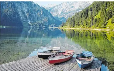  ??  ?? Idylle pur: Tagsüber kommt man nur zu Fuß zum Vilsalpsee, nach einer einstündig­en Wanderung wird man mit der besten Aussicht belohnt