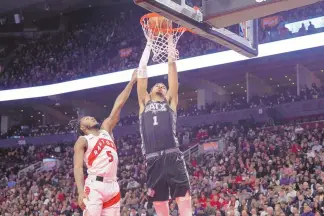  ?? CHRIS YOUNG/ASSOCIATED PRESS ?? San Antonio Spurs center Victor Wembanyama dunks over Toronto Raptors guard Immanuel Quickley during Monday’s game in Toronto.