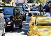  ?? (Photo Sophie Louvet) ?? Le Golfe de St-Tropez est pris d’assaut par les automobili­stes, comme chaque été.