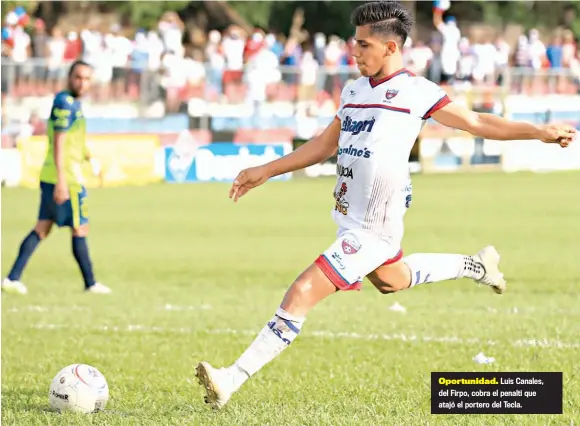  ??  ?? Oportunida­d. Luis Canales, del Firpo, cobra el penalti que atajó el portero del Tecla.