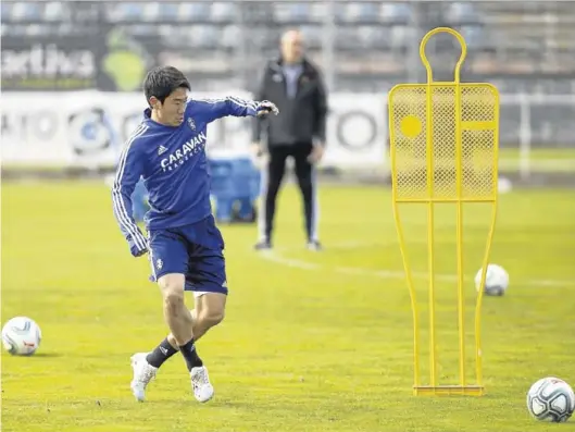  ?? NURIA SOLER ?? Kagawa golpea el balón en solitario con Vïctor Fernández al fondo en un entrenamie­nto en la Ciudad Deportiva.