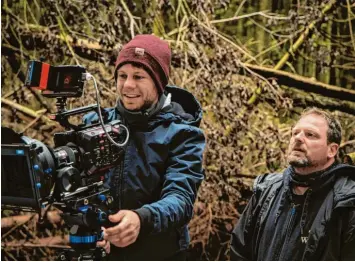  ?? Foto: Michael Zink ?? Kameramann Christian Kohl und Regisseur Thomas Pill bei den Dreharbeit­en zu dem Spielfilm „Grimms Kinder“, der nächstes Jahr erscheinen soll.