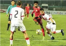  ?? – Supplied photo ?? KEEN TUSSLE: Action from a AFC U19 Championsh­ip Group A qualifying match between Oman and Bahrain.