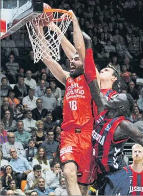  ?? FOTO: VALENCIA BASKET ?? Pierre Oriola macha el aro en un duelo contra el Baskonia