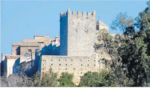  ?? ?? La llamada Torre de Medina, en el recinto fortificad­o de Castellar de la Frontera.