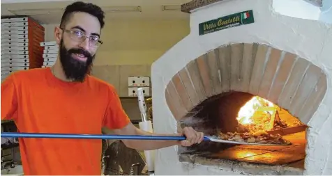  ?? Fotos: Siegfried Rupprecht ?? Der italienisc­he Pizzabäcke­r Christian ist im Ristorante Villa Castelli für den Holzofen zuständig. Wichtig ist eine bestimmte konstante Hitze.