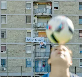  ??  ?? Il volto Lo striscione in ricordo di Antonio Landieri, vittima della camorra nel 2004