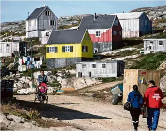  ?? Jonathan Nackstrand/AFP ?? Moradores caminham em Kulusuk, na Groenlândi­a