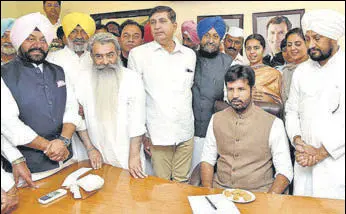  ?? RAVI KUMAR/HT ?? Amarinder Singh Raja Warring taking charge as the Punjab Congress president in Chandigarh on Friday. Former CM Charanjit Singh Channi, CLP leader Partap Singh Bajwa and PPCC working president Bharat Bhushan Ashu are also seen.