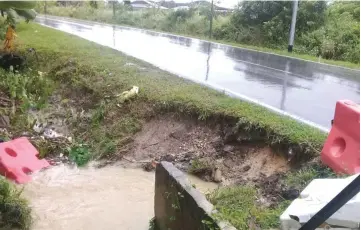  ??  ?? Photo shows erosion along the roadside, which has worsened due to constant heavy rain.