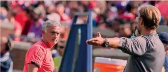  ?? AP ?? Lo sguardo di Josè Mourinho, 55 anni, rivolto verso Jurgen Klopp, 51, allenatore del Liverpool