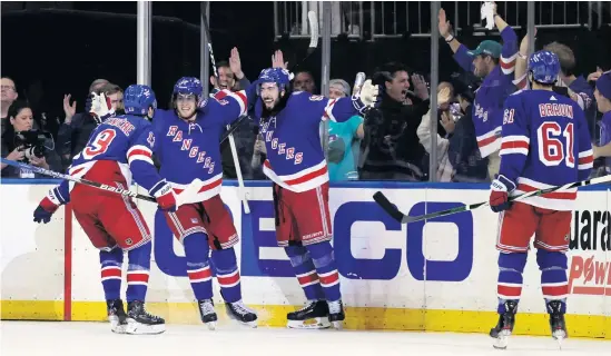  ?? BILD: ADAM HUNGER ?? New York Rangers Mika Zibanejad (mitten) firar sitt kvittering­smål med sina lagkamrate­r i Madison Square Garden.