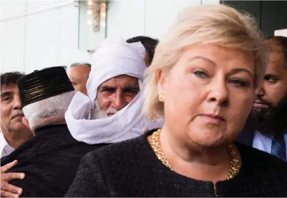  ?? FOTO: TERJE PEDERSEN/LEHTIKUVA-AFP ?? Norges statsminis­ter Erna Solberg och Mohamed Rafiq anländer till eidfirande­t på ett hotell. Bilden togs i söndags, dagen efter attacken som Rafiq lyckades stoppa.