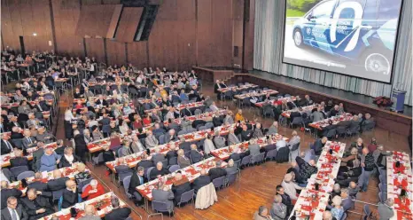  ?? FOTO: ZF ?? Gemeinsame­r Jahresausk­lang: Mehr als 900 ZF-Rentner kommen zur Weihnachts­feier ins Graf-Zeppelin-Haus.