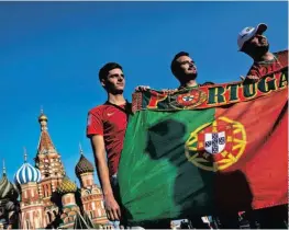 ??  ?? Adeptos portuguese­s na Praça Vermelha (Moscovo)