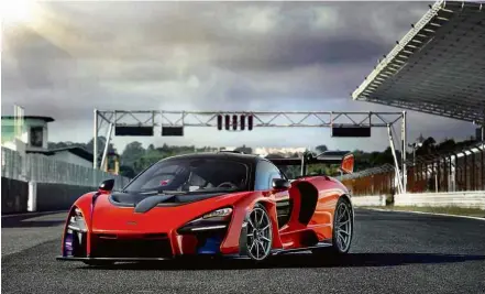  ??  ?? McLaren Senna O esportivo que homenageia o tricampeão de Fórmula 1 tem 800 cv de potência e chega aos 200 km/h em 6,8 segundos. Três unidades estarão à venda no Brasil, por R$ 8 milhões Fotos divulgação