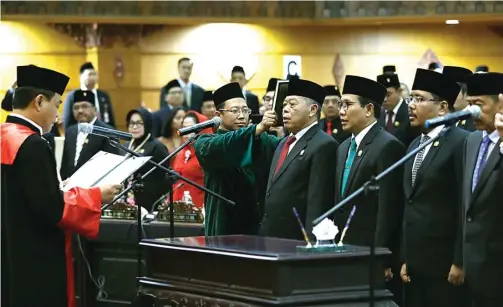  ?? PUGUH SUJIATMIKO/JAWA POS ?? SAH LANGSUNG KERJA: Lima pimpinan definitif DPRD Jawa Timur telah resmi diambil sumpah oleh ketua Pengadilan Tinggi Jatim kemarin.